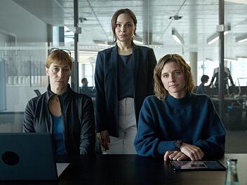 Personensch&uuml;tzerin Helen Schilling (Svenja Jung, rechts) versucht mit Teamleiterin Hoettger (Helene Grass, links) und Staatssekret&auml;rin Dr. Karlstr&ouml;m (Mina Tander) einen r&auml;tselhaften Mord zu l&ouml;sen.