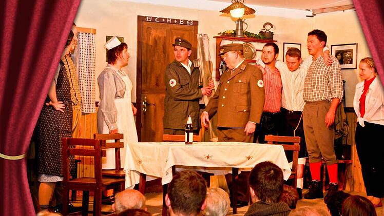 Pfarrer Werner Wolf (3.v.l.) schlüpft in der Schlussszene in die Rolle eines Sanitäters. Dazu trägt er die Originaluniform aus den 60er Jahren. Fotos: Galster