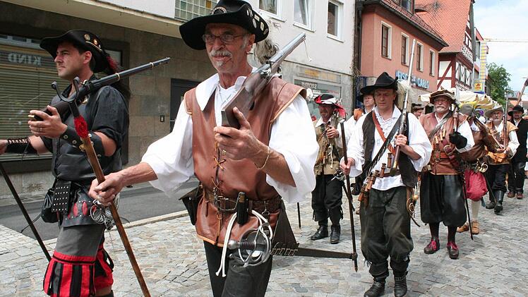 Die Musketiere marschieren zum Rathaus.