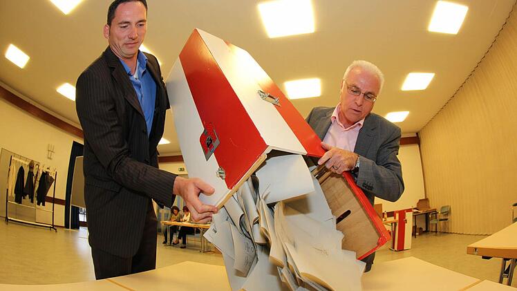 So viele Briefwähler wie dieses Mal gab es noch nie: Hans Bauer (r.) und Maik Schmeller beim Ausleeren der ersten Briefwahlurne. Foto: Thomas Malz
