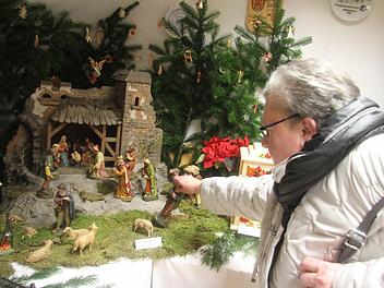 Anfassen verboten, aber für Mesnerin Elisabeth Panzer gibt es eine Ausnahme: Zum ersten Mal wurde die alte Krippe der Pfarrei wieder in der Öffentlichkeit gezeigt. Fotos: Sonja Adam