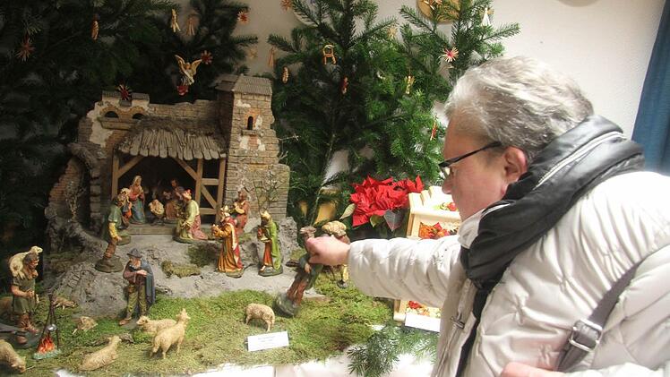 Anfassen verboten, aber für Mesnerin Elisabeth Panzer gibt es eine Ausnahme: Zum ersten Mal wurde die alte Krippe der Pfarrei wieder in der Öffentlichkeit gezeigt. Fotos: Sonja Adam