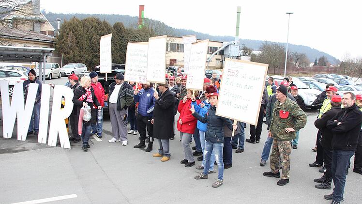 Die Valeo-Mitarbeiter protestierten auf dem Parkplatz des Unternehmens.  Foto: Friedwald Schedel