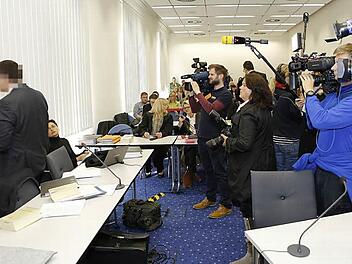 Das Medieninteresse am Prozess gegen den ehemaligen Chefarzt Heinz W. (links) vor dem Bamberger Landgericht war auch zu Beginn des zweiten Verhandlungstags sehr groß. Foto: Matthias Hoch