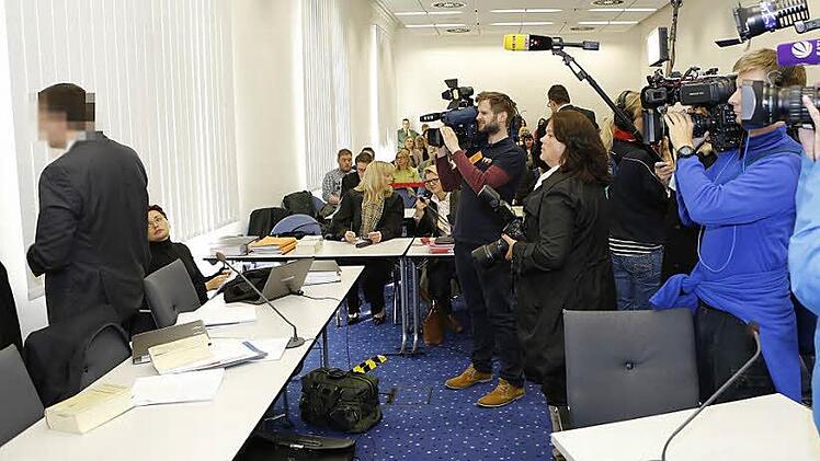 Das Medieninteresse am Prozess gegen den ehemaligen Chefarzt Heinz W. (links) vor dem Bamberger Landgericht war auch zu Beginn des zweiten Verhandlungstags sehr groß. Foto: Matthias Hoch