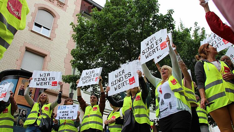 H&M Mitarbeiter protestieren in Bad Kissingen. Foto: Benedikt Borst