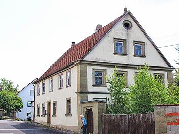 Idee für Nutzung gesucht: Erhaltenswert und Ortsbild-prägend ist das Haus Steggasse 3 in Wermerichshausen Foto: Dieter Britz