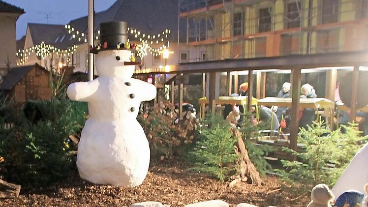 Noch muss der Schneemann aus Pappmaché ausreichen, doch bald schon liegt hoffentlich echter Schnee.