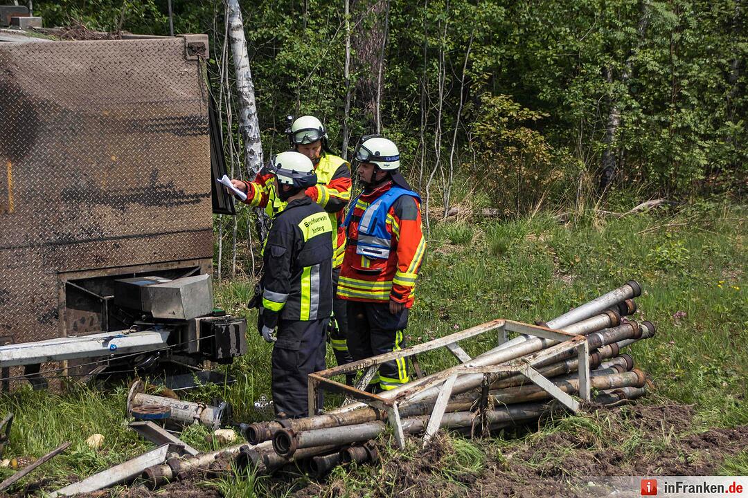Nürnberg_ Schwerer Lkw-Unfall nach Reifenplatzer