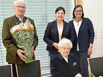 Der VHS-Vormittagskreis feierte sein Jubiläum. Vorne Gründungsmitglied Anna Beate Förtsch, stehend von links Wolfgang Schmidt (Sprecher des Vormittagskreises), Angela Hofmann (Vorsitzende der VHS) und Annegret Kestler (Leiterin der VHS Landkreis) Foto: K.- H. Hofmann