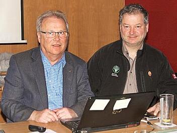 Geschäftsführer Manfred Kraus (links) und Kreisobmann Klaus Merkel informierten die Landwirte in Ebern über aktuelle Themen der Agrarpolitik und Rechtsänderungen im Agrarbereich.  Foto: Günther Geiling