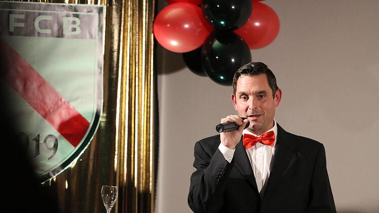 Dirk Stumpe stellte die neue Chronik des FC Bad Brückenau vor.Foto: Sebastian Schmitt