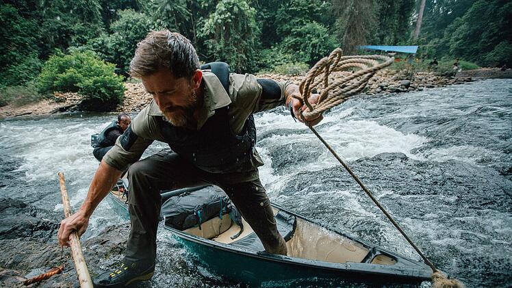 Für ihre Mission ist Aldo Kane (Foto) und Co. keine Mühe zu groß. In "Wilde Welt" führt der Ex-Marine-Kommandant den Fluss hinauf durch den malaysischen Regenwald. Nachdem der nicht gerade gut gesichert ist, kentert das Boot später mitsamt Equipment. Die abenteuerlustigen Tierfilmer lassen sich davon aber nicht entmutigen.