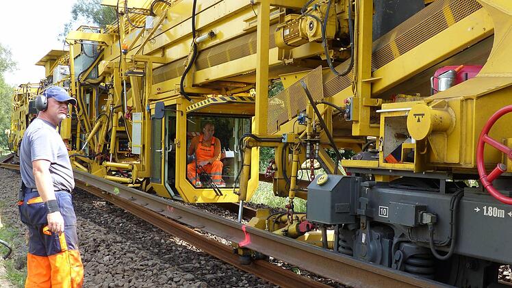 In einem Arbeitsgang werden alten Schienen (unten) entfernt und die neuen verlegt. Foto: Dieter Hübner