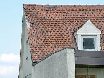 Ein typisches - aber auch vermeidbares - Schadensbild: Im seitlichen (Ortgang-) Bereich hat der Windsog Teile der Eindeckung abgehoben. Hier kann aus einem relativ kleinen Schaden schnell ein kapitaler Dachschaden entstehen. Foto: HF.Redaktion