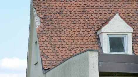 Ein typisches - aber auch vermeidbares - Schadensbild: Im seitlichen (Ortgang-) Bereich hat der Windsog Teile der Eindeckung abgehoben. Hier kann aus einem relativ kleinen Schaden schnell ein kapitaler Dachschaden entstehen. Foto: HF.Redaktion