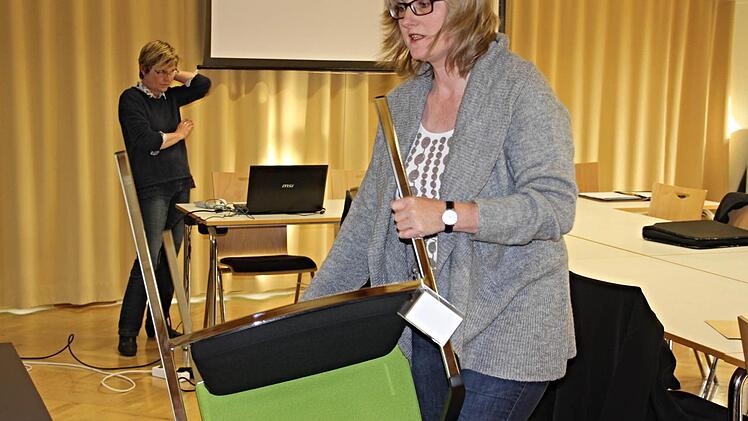 Frau vom Fach: Gemeinderätin Sandra Schramm, beruflich mit Sitzmöbeln befasst, prüft die Beschaffenheit eines Stuhles. Foto: Helmut Will