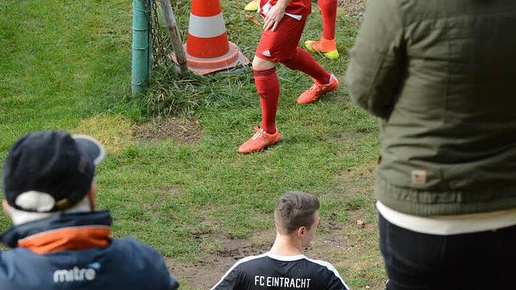 Bamberg steht bereit: Fans und Gegner warten auf den Einlauf des FC Fuchsstadt. Foto: ssp