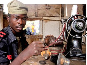 Der ehemalige Kindersoldat Patrice (Name geändert, 19) in seiner von WorldVision finanzierten Schusterwerkstatt in Butembo (Ostkongo). Foto: Philipp Hedemann