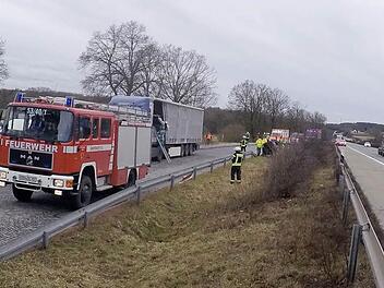 Die Feuerwehr musste gestern wegen gefährlicher Giftstoffe einer Lkw-Ladung auf den A3-Parkplatz "Hummelberg" kurz vor der Ausfahrt Höchstadt-Ost ausrücken.  Foto: Christian Bauriedel