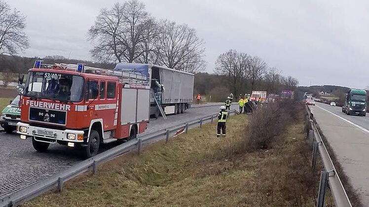 Die Feuerwehr musste gestern wegen gefährlicher Giftstoffe einer Lkw-Ladung auf den A3-Parkplatz "Hummelberg" kurz vor der Ausfahrt Höchstadt-Ost ausrücken.  Foto: Christian Bauriedel