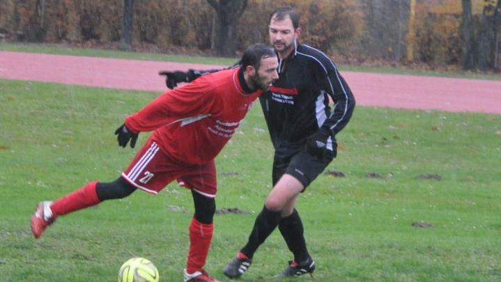 Florian Wirth bringt TKV-Spielertrainer Ali Sakli regelwidrig aus dem Gleichgewicht, doch Referee Umberath erkannte folgerichtig auf Freistoß.
