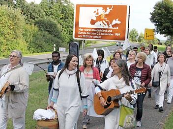 Bezug nehmend auf den "March of hope and peace" der israelischen Sängerin Yael Deckelmann veranstalteten (im Bild vorne von rechts) Ute Fischer-Petersohn und Ulrike Mahr einen entsprechenden Friedensmarsch zur Burggruber Friedenskapelle.  Foto: Rainer Glissnik