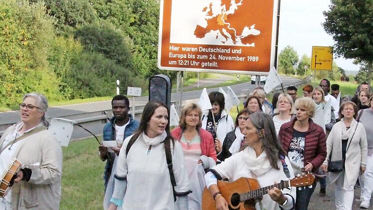 Bezug nehmend auf den "March of hope and peace" der israelischen Sängerin Yael Deckelmann veranstalteten (im Bild vorne von rechts) Ute Fischer-Petersohn und Ulrike Mahr einen entsprechenden Friedensmarsch zur Burggruber Friedenskapelle.  Foto: Rainer Glissnik