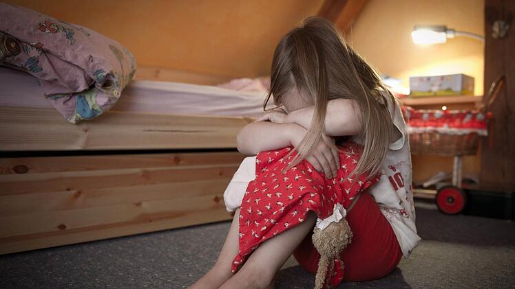 Über Jahre hinweg soll ein 27-Jähriger seine eigenen Tochter sexuelle missbraucht und kinderpornografisches Material verbreitet haben. Symbolbild: Patrick Pleul /dpa