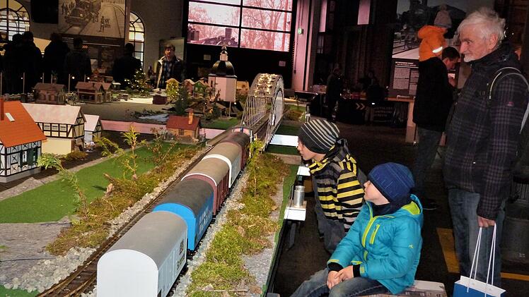 Ob groß oder klein: Die Fans kamen beim "Internationalen Tag der Modelleisenbahn" im Neuenmarkter-Dampflokomotiv-Museum aus dem Staunen nicht heraus.   Fotos: Werner Reißaus