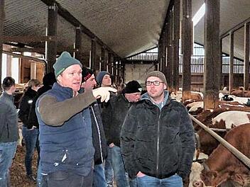 Landwirt Norbert Erhardt stellte seinen Betrieb vor. Rechts Kreisvorsitzender Thomas Erlmann.  Foto: Werner Reißaus