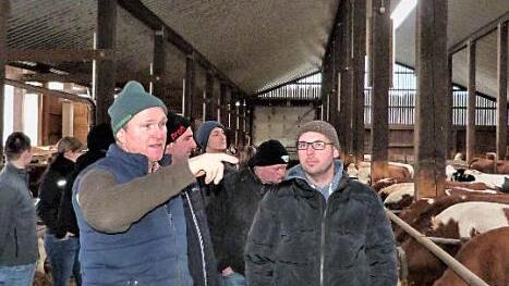 Landwirt Norbert Erhardt stellte seinen Betrieb vor. Rechts Kreisvorsitzender Thomas Erlmann.  Foto: Werner Reißaus