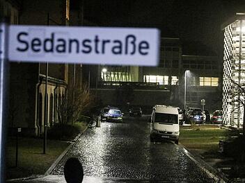 Unfall in Würzburg: Bei der Bereitschaftspolizei in Würzburg kam es zu einem tragischen Unfall: Ein Polizeischüler verletzte einen Kollegen mit einem Schuss tödlich. Unfall in Würzburg: Bei der Bereitschaftspolizei in Würzburg kam es zu einem tragischen Unfall: Ein Polizeischüler verletzte einen Kollegen mit einem Schuss tödlich.