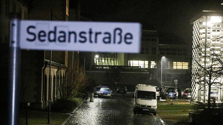 Unfall in Würzburg: Bei der Bereitschaftspolizei in Würzburg kam es am Donnerstagabend zu einem tragischen Unfall: Ein Polizeischüler verletzte einen Kollegen mit einem Schuss tödlich. Foto: NEWS5/Merzbach