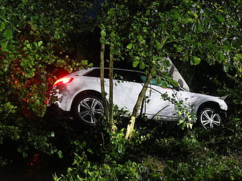 Gro&Atilde;&Yuml;e Suchaktion nach Unfall: Eine Person vermisst