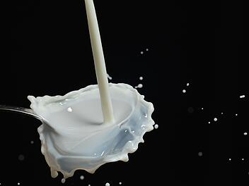 Eine bestimmte Milchsorte ist besonders schlecht für die Haut.