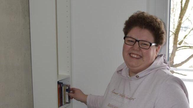 Alexandra Stern beim Einräumen ihrer neuen Wohnung    Foto: Anna Krug