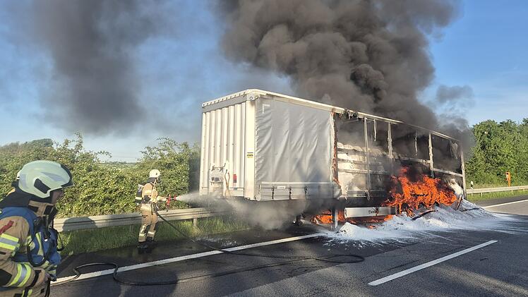 Lkw brennt auf A70 aus - Feuerwehr spricht nach Einsatz Lob aus