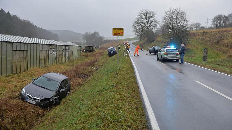 Gleich drei Autos waren Dienstagmorgen an einem Unfall beteiligt, der zwischen Dankenfeld und Priesendorf passierte. Alle Fotos: Ronald Rinklef
