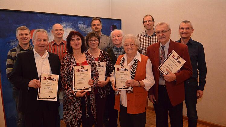 Die geehrten Gründungsmitglieder der Theatergruppe von links: Alfred Gündling, Armin Greubel, Manfred Weber, Marion Weber, Brunhilde Thürmer, Ralf Kaufmann, Heinz Thürmer, Elisabeth Unsleber, 2. Vorsitzender Ewald Brand, Gisbert Stöber und Vorsitzender Martin Thürmer  Foto: Andreas Lomb