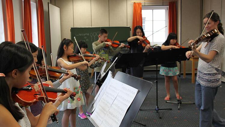 Hochkonzentriert und voller Begeisterung sind die kleinen Sch&uuml;ler aus Peking. Foto: Kerstin V&auml;th