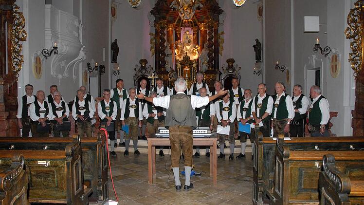 Der Schlierseer Alpenchor kommt am Samstag, 6. August, zum Musikantentreffen nach Stangenroth und wird am Sonntag, um 11 Uhr, den Gottesdienst auf dem Kreuzberg gestalten. Foto: Schlierseer Alpenchor