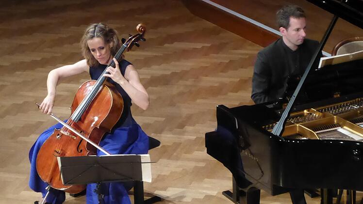 Sol Gabetta (Violoncello) und der französische Pianist Bertrand Chamayou spielten in Bad Kissingen Ludwig van Beethoven. Gerhild Ahnert