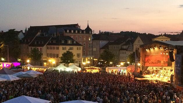 Entspannte Stimmung am Samba-Samstag auf dem Schlossplatz. Foto: Oliver Schmdit