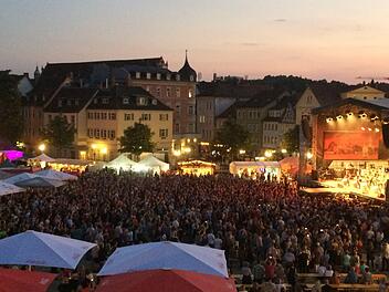 Entspannte Stimmung am Samba-Samstag auf dem Schlossplatz. Foto: Oliver Schmdit