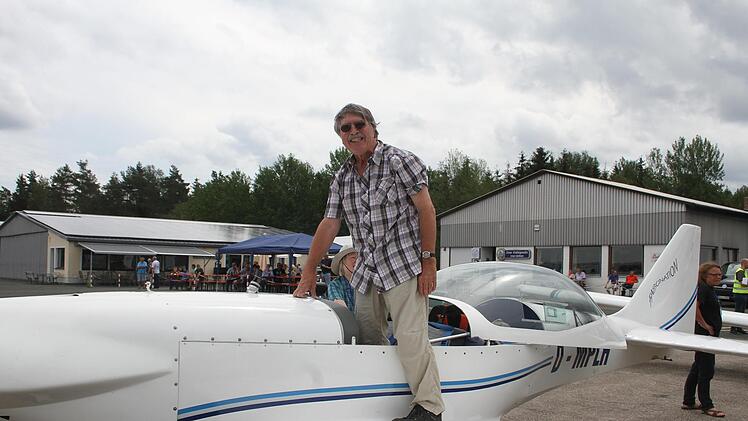 Johannes Schöffler startete mit einem Ultraleichtflugzeug. Er fliegt schon seit 1976. Sein Fluggerät kann ungefähr vier Stunden in der Luft bleiben und ist dabei ziemlich sparsam.