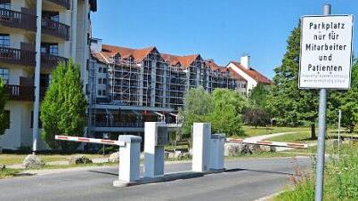 CSU-Fraktionschef Bernhard Schwab richtete den Appell an die Fachklinik, die Schranken doch abzumachen.