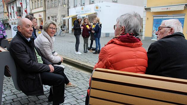 Neub&uuml;rger Hartmut Nunier (l.) ist einer der privaten Sponsoren der neuen M&ouml;bel. Er wollte f&uuml;r eine seniorenfreundliche Stadt Forchheim einen Beitrag leisten.&nbsp;Foto: Ronald Heck