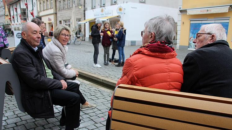 Neubürger Hartmut Nunier (l.) ist einer der privaten Sponsoren der neuen Möbel. Er wollte für eine seniorenfreundliche Stadt Forchheim einen Beitrag leisten. Foto: Ronald Heck
