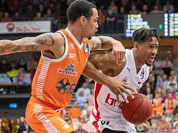 Kameron Taylor (r.) versucht an Jordan Davis von Rasta Vechta vorbei zum Korb zu ziehen. Foto: Christian Becker